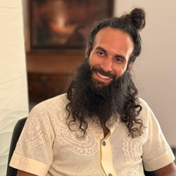 Yoni Banayan – A professional portrait of Yoni Banayan, a spiritual teacher and practitioner at RYK Yoga.